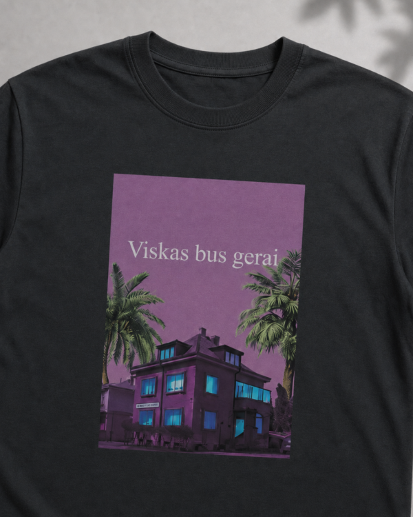 Juodų Viskas bus gerai marškinėlių spaudos vaizdas iš arti — DI vizualizacija