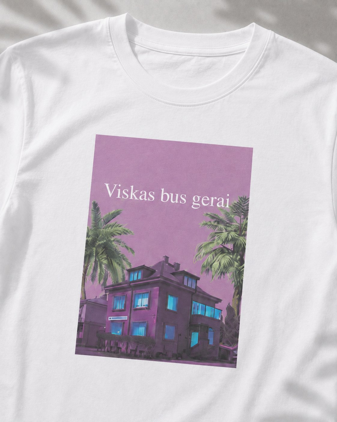 Baltų Viskas bus gerai marškinėlių spaudos vaizdas iš arti — DI vizualizacija
